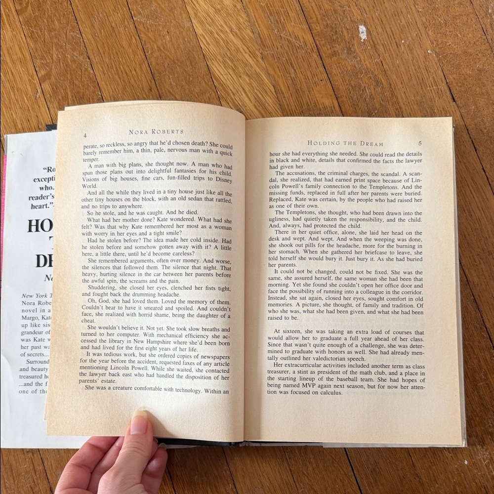 Nora Roberts - Holding the Dream hardcover - Picture 12 of 16